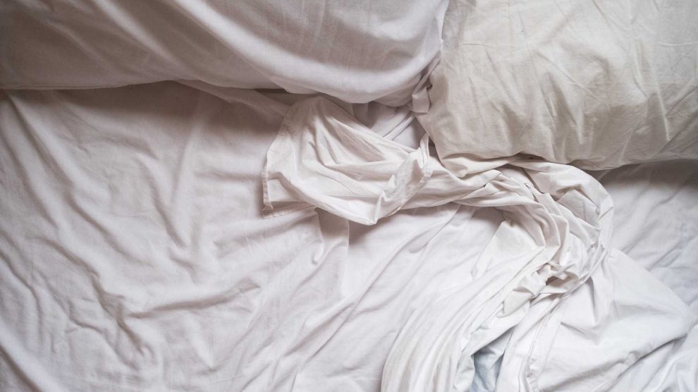 fehér ágy fehér ágyneművel gyűrötten