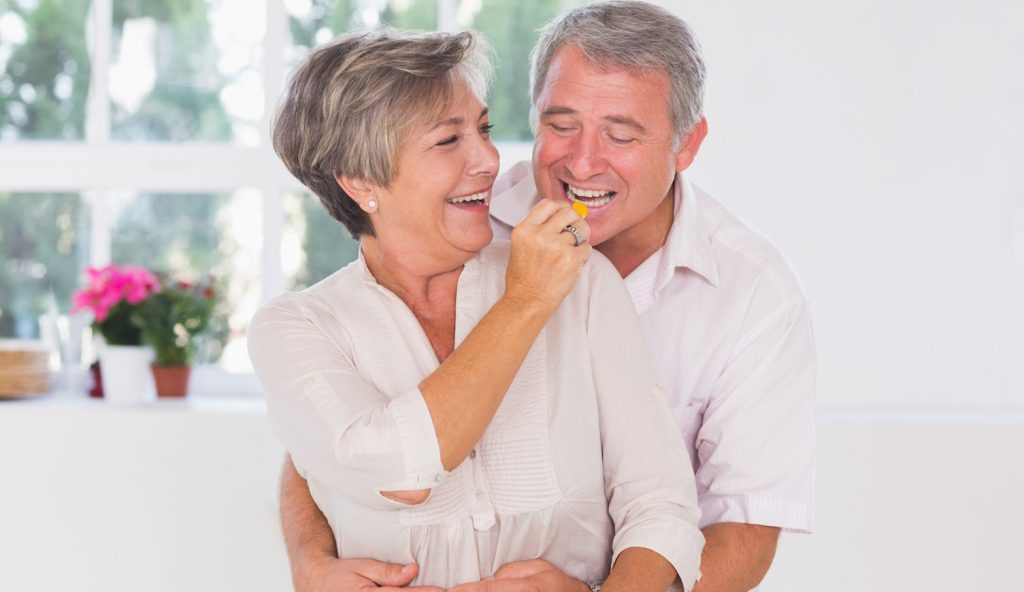 kedves idős pár almát eszik