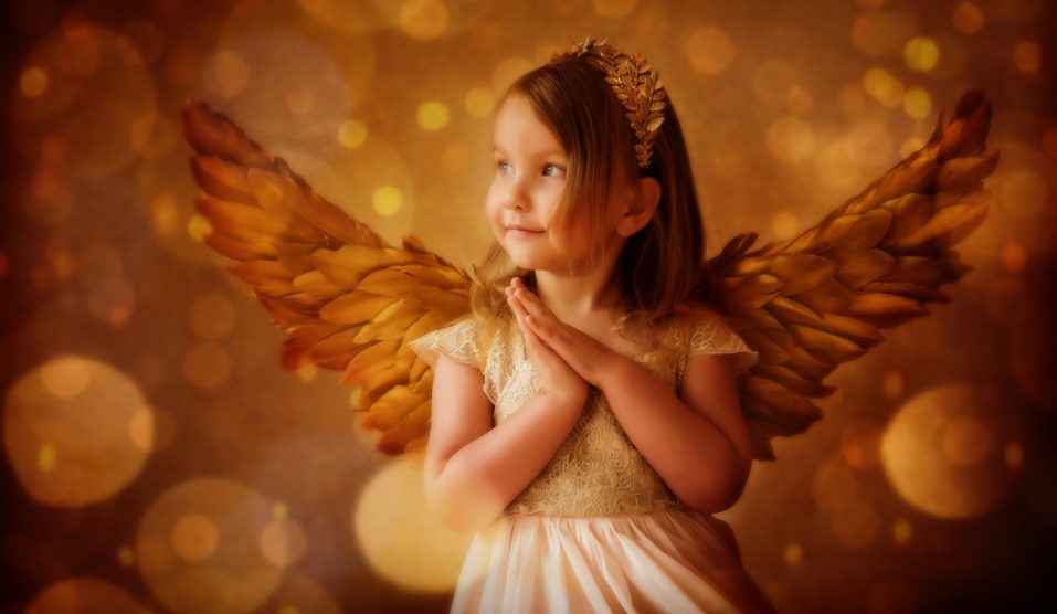 angyalka kislány karácsonykor