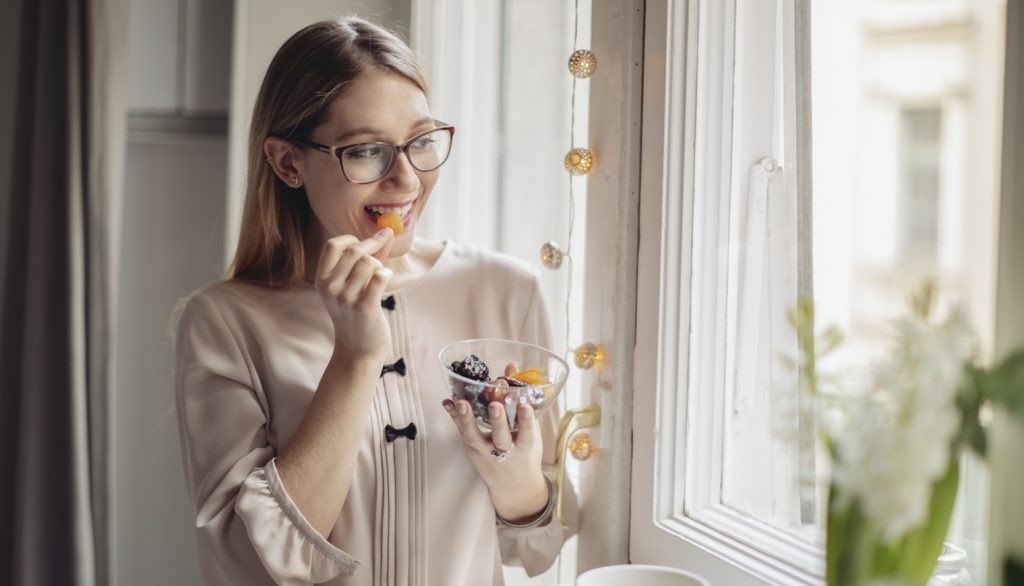 45 év feletti nő aszalt szilvát eszik boldogan