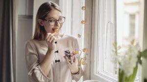 45 év feletti nő aszalt szilvát eszik boldogan