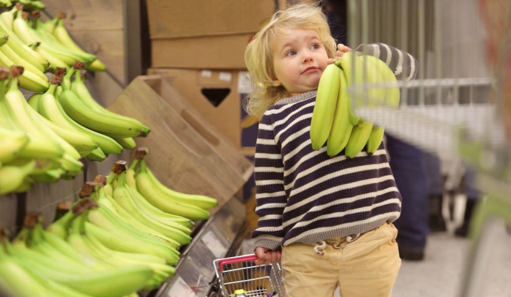 kisfiú egy fürt banánt tart a kezében vicces
