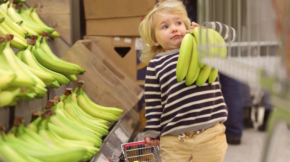 kisfiú egy fürt banánt tart a kezében vicces