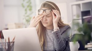 fogja a fejét a nő a munkában, mert kevés bérelmelést kapott 2026-ban