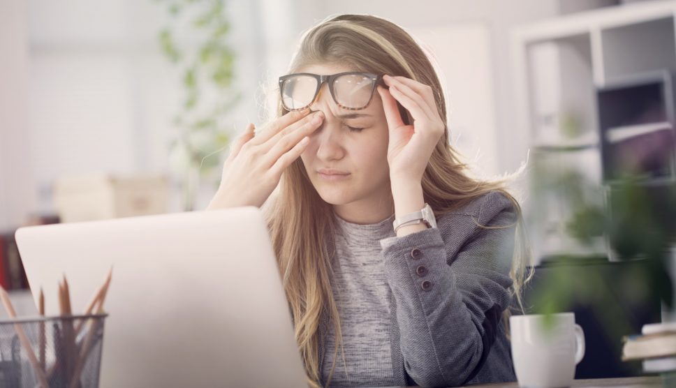 fogja a fejét a nő a munkában, mert kevés bérelmelést kapott 2026-ban