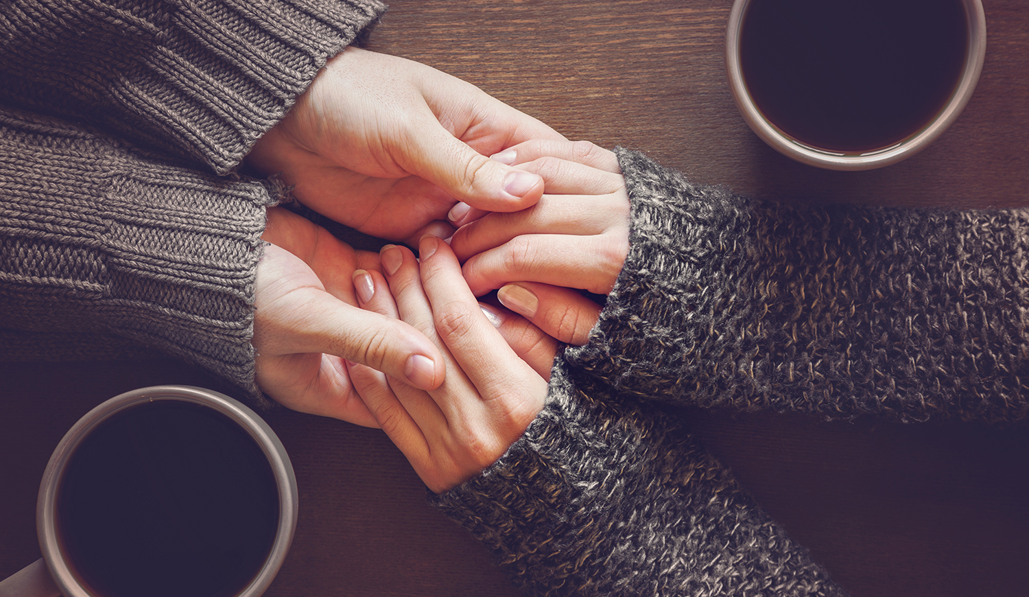 Férfi fogja a nő kezét