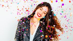 nagyon boldog fiatal lány bulizik szilveszter éjszaka