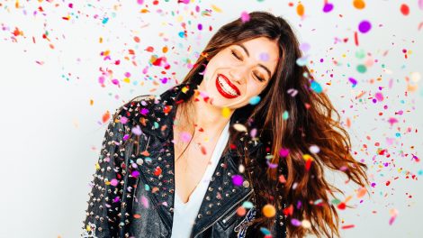 nagyon boldog fiatal lány bulizik szilveszter éjszaka