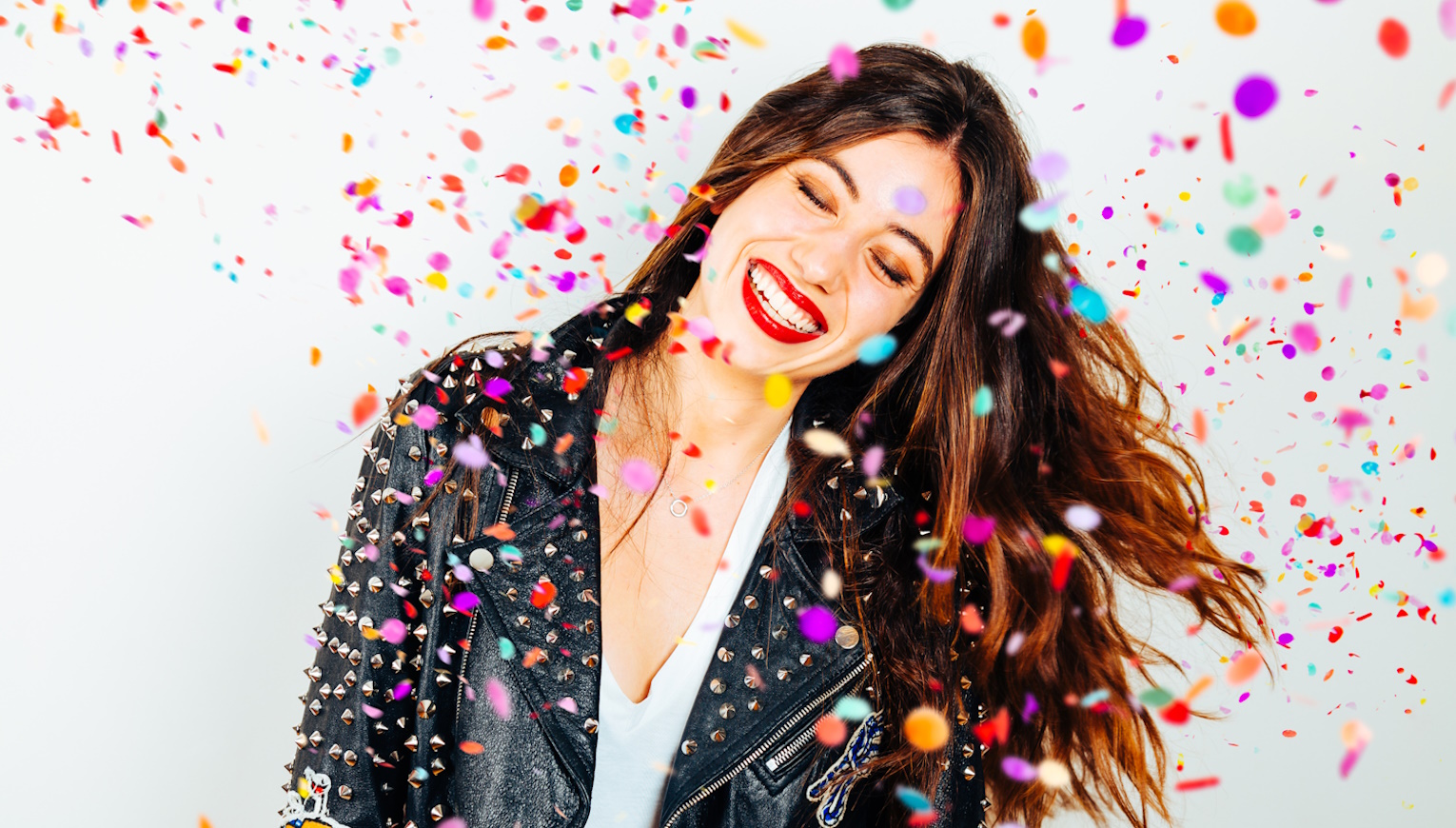 nagyon boldog fiatal lány bulizik szilveszter éjszaka