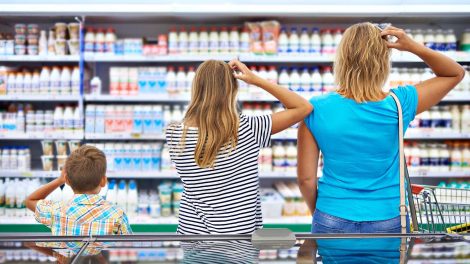 anyuka a gyerekeivel áll a boltban a hűtő előtt