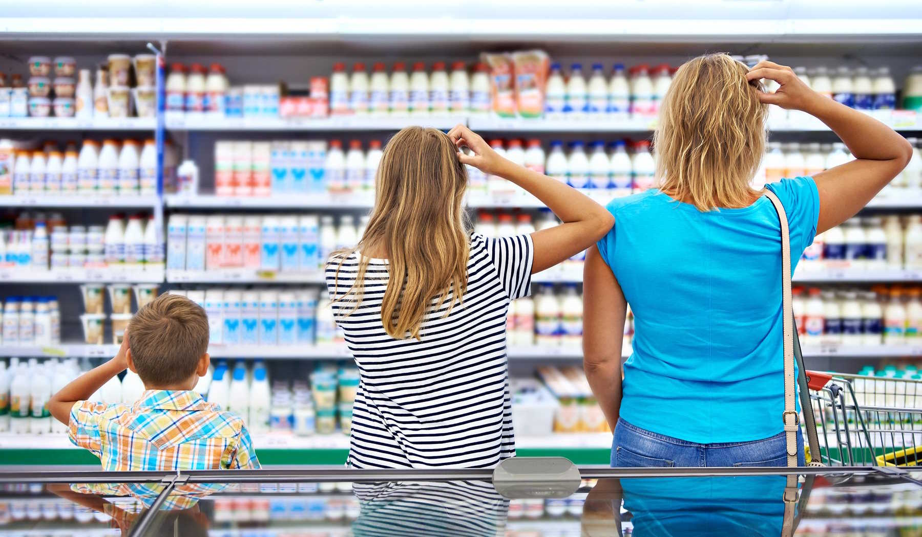 anyuka a gyerekeivel áll a boltban a hűtő előtt