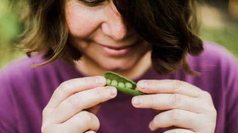 Egy nő borsót eszik