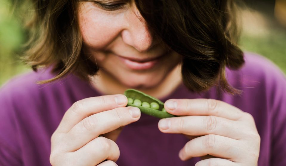 Egy nő borsót eszik