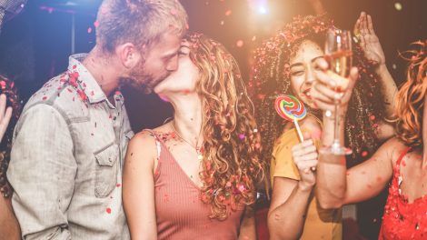 szerelmes bulizó fiatalok