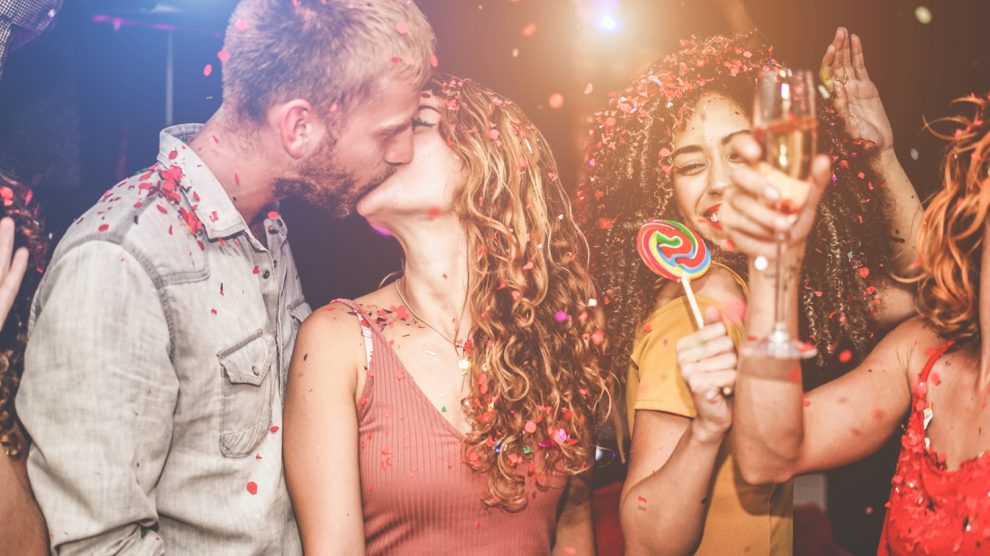 szerelmes bulizó fiatalok