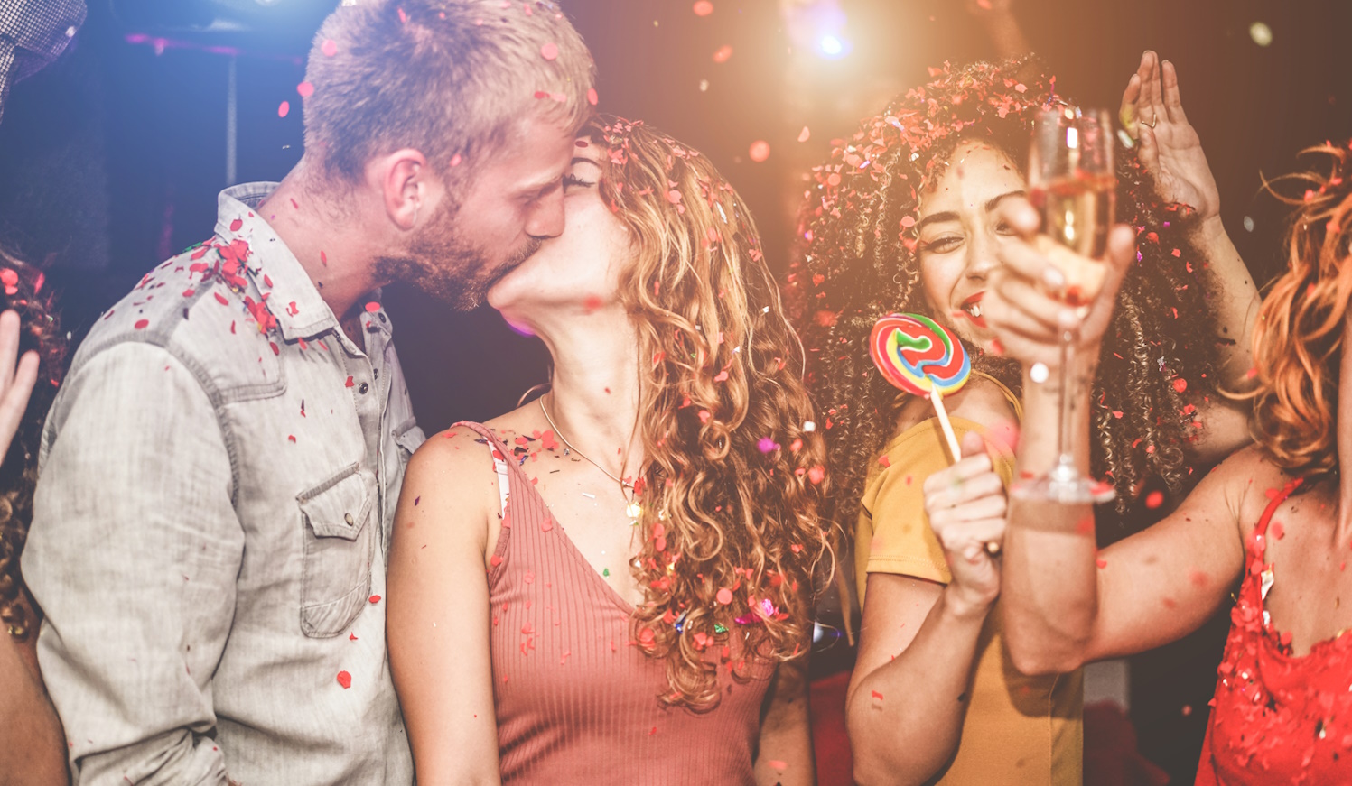 szerelmes bulizó fiatalok