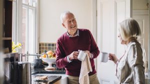 Egy idős pár mosogat