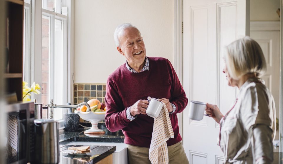 Egy idős pár mosogat