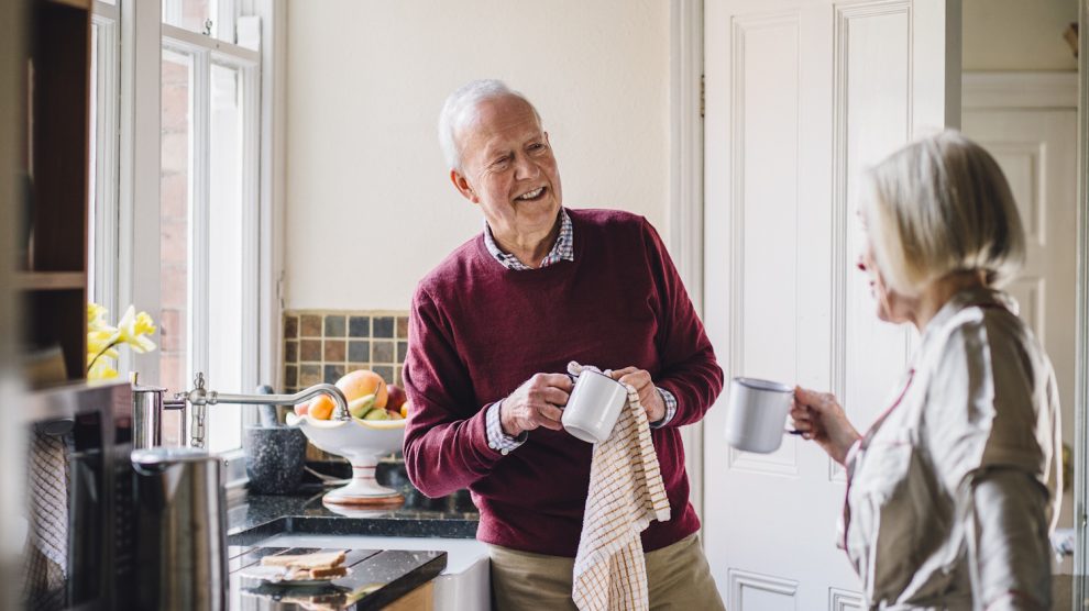 Egy idős pár mosogat