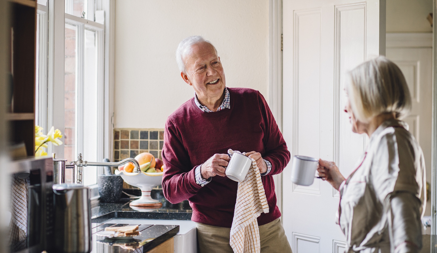Egy idős pár mosogat