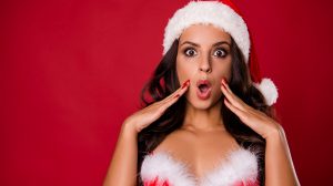 Mikulás sapkás lány