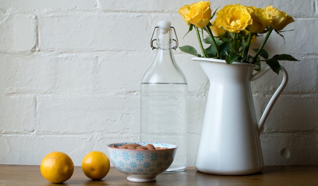 sárga rózsák rusztukus vázában és citromok a konyhában