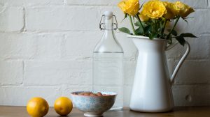 sárga rózsák rusztukus vázában és citromok a konyhában