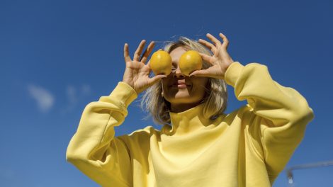 Egy nő citromot tart a szeme elé