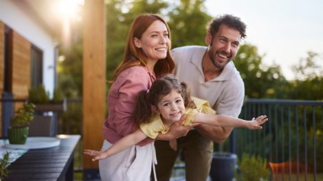 Egy pár játszik a kislányukkal