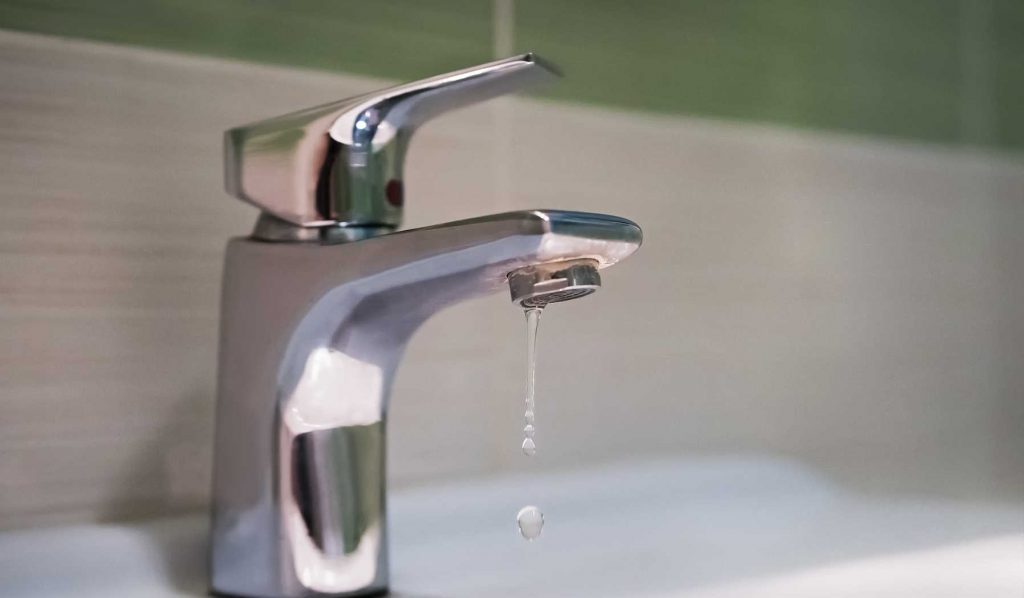 csapból folyik a víz