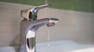 csapból folyik a víz