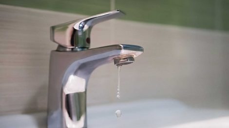 csapból folyik a víz