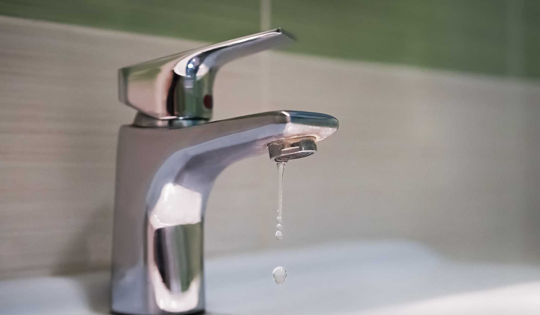 csapból folyik a víz