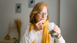 d-vitamint vesz be egy idős nő télen