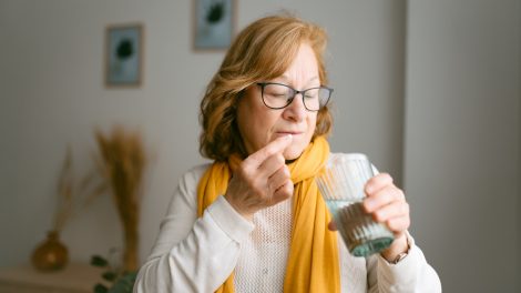 d-vitamint vesz be egy idős nő télen