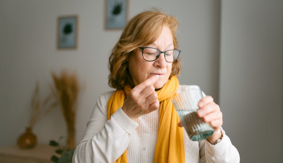 d-vitamint vesz be egy idős nő télen