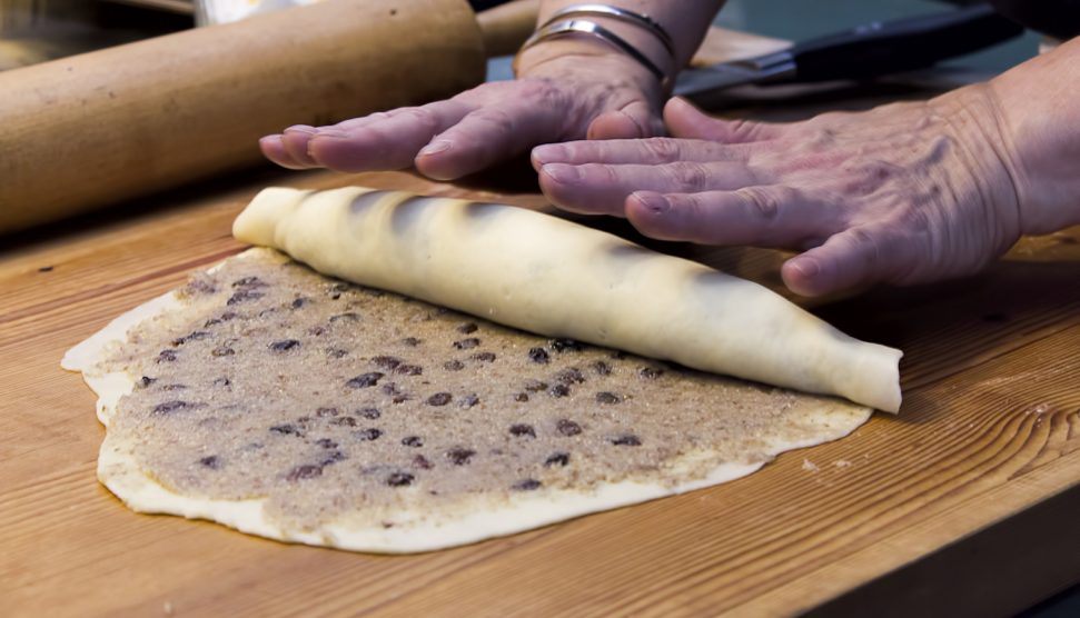 diós mazsolás bejglit készít egy háziasszony