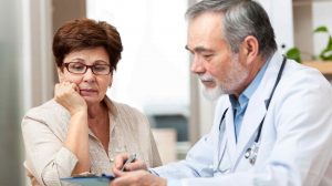 idősebb nő orvosnál