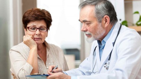 idősebb nő orvosnál