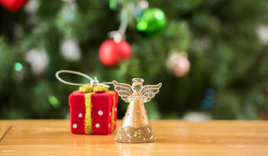 karácsonyi dekoráció a fa előtt