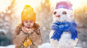 cuki kislány hóemberrel