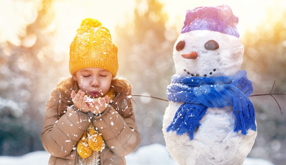 cuki kislány hóemberrel