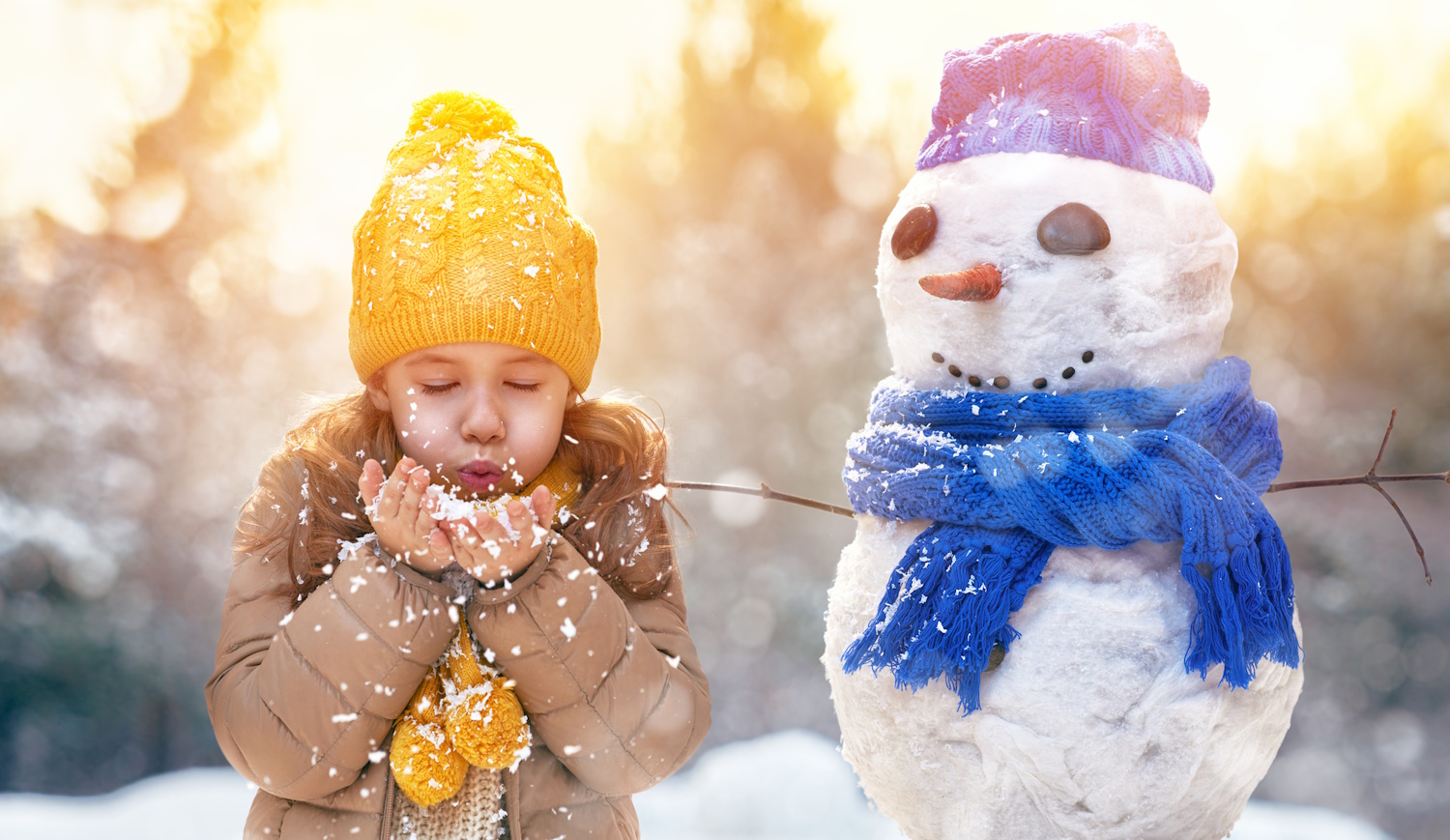 cuki kislány hóemberrel