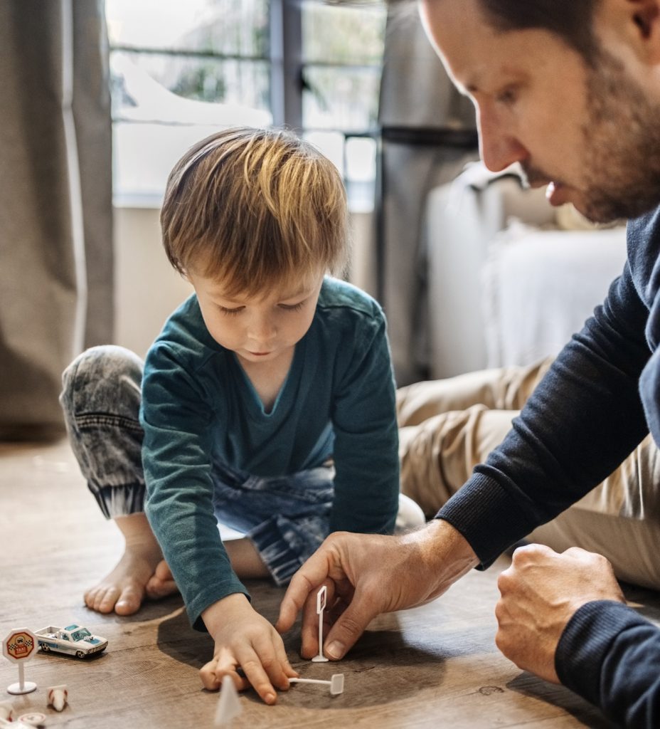 fiús apuka a kisfiával játszik