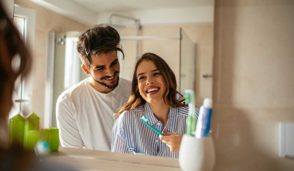 Fiatal pár fogmosáshoz készülődik