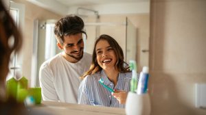 Fiatal pár fogmosáshoz készülődik