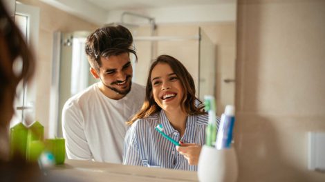 Fiatal pár fogmosáshoz készülődik