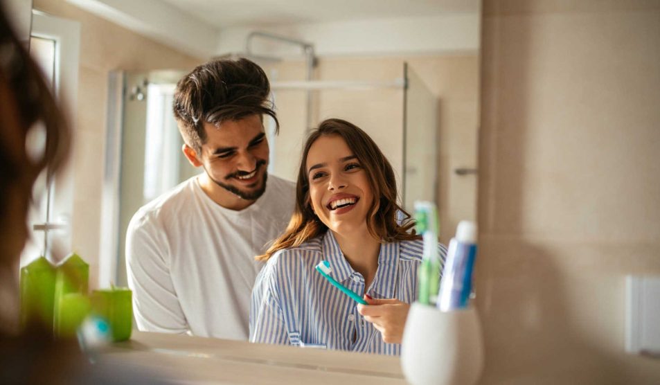 Fiatal pár fogmosáshoz készülődik