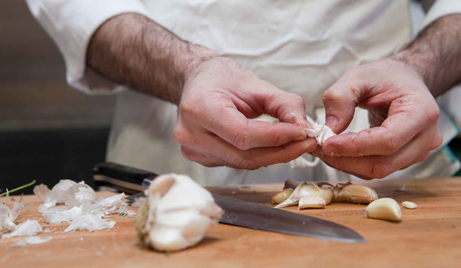 Fokhagmát pucol egy séf