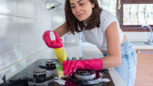 Egy nő takarítja a gáztűzhelyet